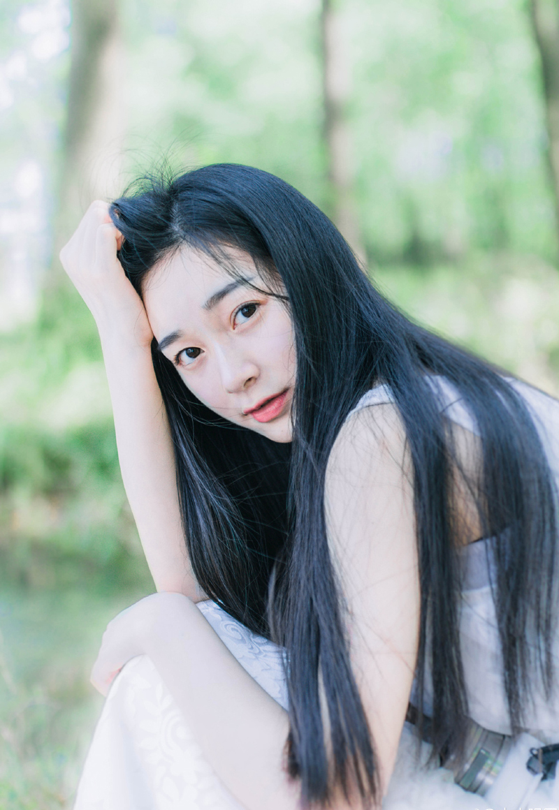 “此为滕盾，是根据南蛮之中的藤甲仿制而成，论及坚固，远超寻常木盾，而且十分轻便。”邓贤在一边解释道。
